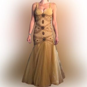 Size 6 Beautiful stretchy Gown. Brand New!